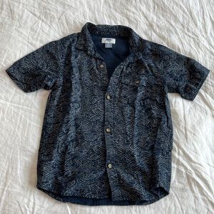 Boys Old Navy blue wave print button down Hawaiian shirt S/P (6-7)